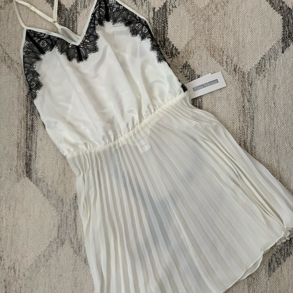 FLORA NIKROOZ WHITE PLEATED SLEEPWEAR - Picture 3 of 7